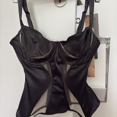 Schwarzes Korsett und transparentes Tüll Manière de Voir