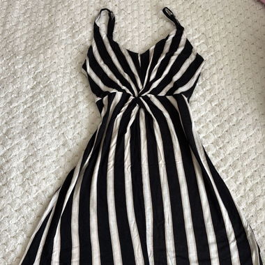Schwarzes Kleid mit Streifen 