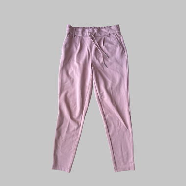 Pantalon en tissu rose avec ceinture à nouer