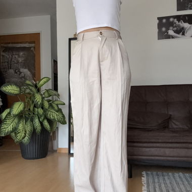 Beige weite Stoffhose