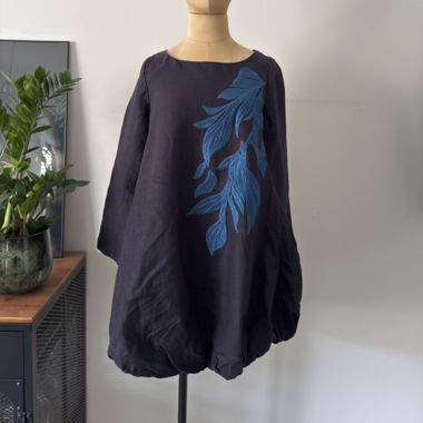 Abito in lino LIEBO con ricamo blu scuro, Taglia S