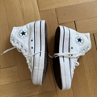 Weisse Converse All Star Plateau-Sneaker