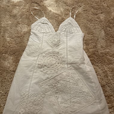 Abito estivo bianco con pannelli all'uncinetto
