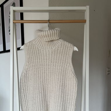 H&M no sleeve turtleneck knitted sweater