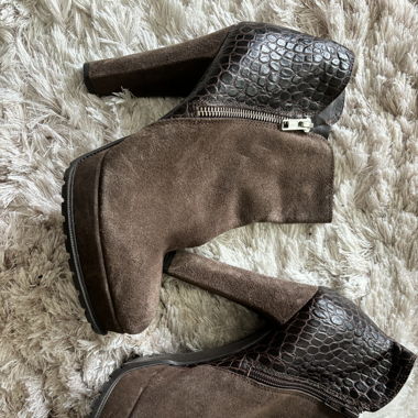 Bottines à talons. 