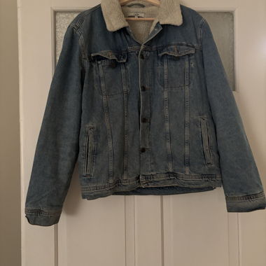 gefütterte Jeansjacke von Urban Outfitters