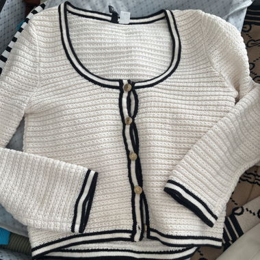 Veste en tricot blanche avec boutons dorés