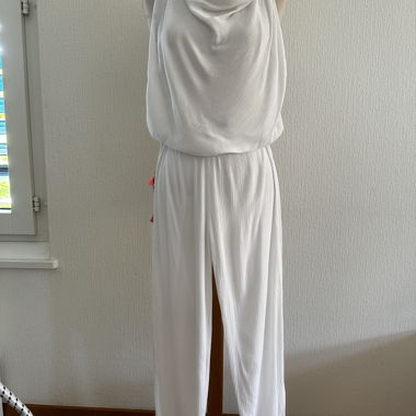 Weisse Jumpsuit mit Perlen & Pompons am offenen Rücken
