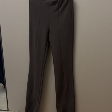 Dunkle Damenhose