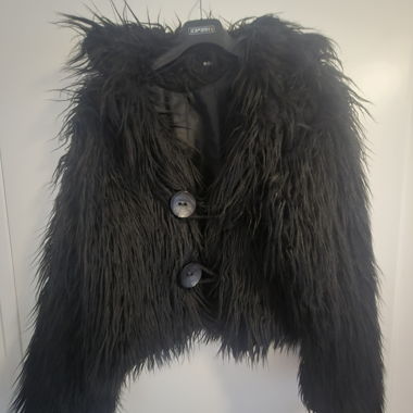 Schwarze Jacke aus Kunstfell