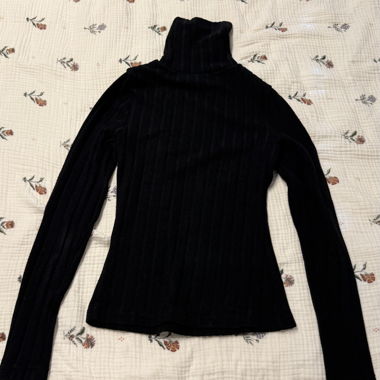 Schwarzer Rollkragenpullover