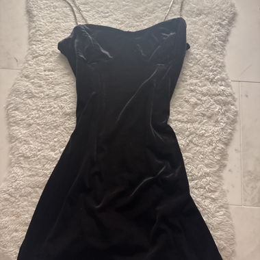 Robe noire en satin avec bretelles scintillantes