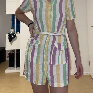 Robe courte à manches courtes rayée de Skylar Madison