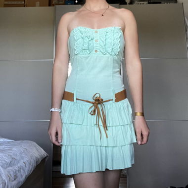 Türkises Bustier-Kleid mit Volants