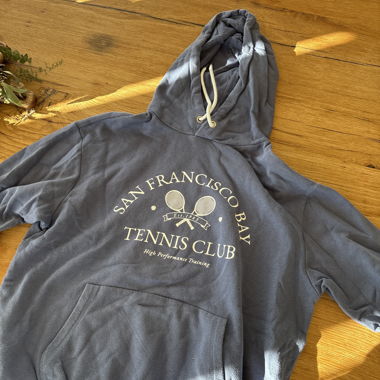 hoodie bleu avec imprimé
