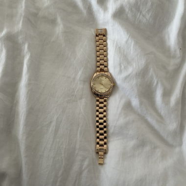 Gold-tone quartz wristwatch