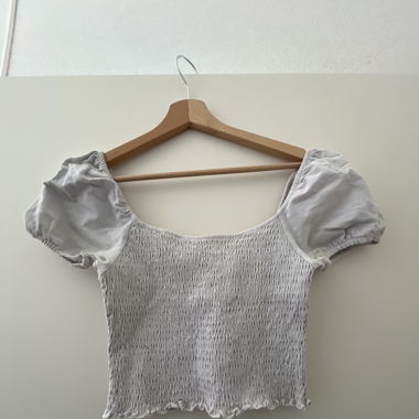Weisses T-Shirt mit Puffärmeln