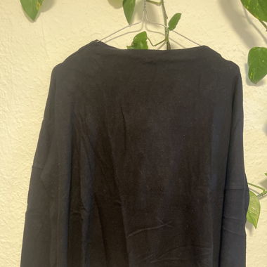 Schwarzer dünner Pullover
