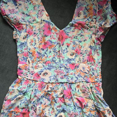 Robe courte fleurie à décolleté en V