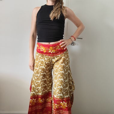 Pantalon large avec décolleté sur le côté 