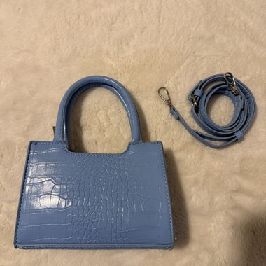 Blaue Handtasche mit Trageriemen