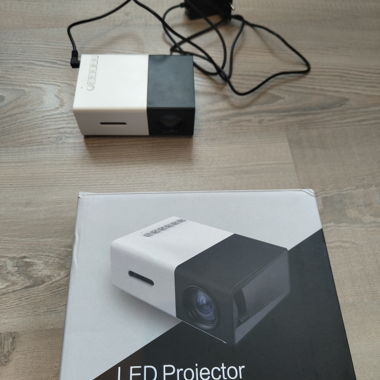 Multimedia LED Beamer Projektor