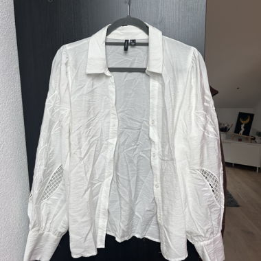 Weisse Bluse mit Stickereiärmeln