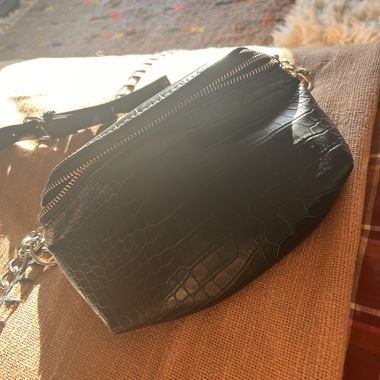 Schwarze Gürteltasche im Krokodil‑Leder‑Look mit Kette