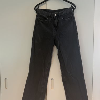 Jeans mit weitem Bein und sehr hohem Bund