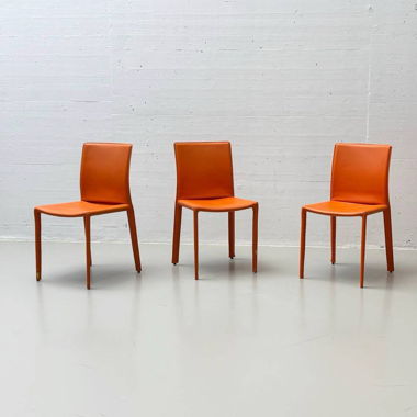 4 Stühle in einem kräftigen Orange 