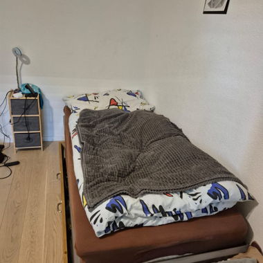 Einzelbett 120 auf 200 cm zu verkaufen.