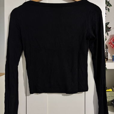 Maglia nera maniche lunghe con scollatura profonda