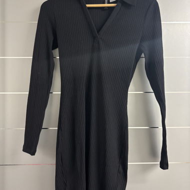 Robe noire côtelée