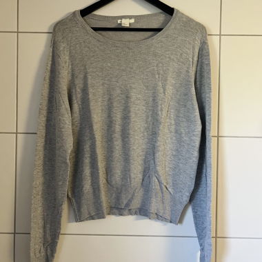 Grauer Basic-Pullover, Grösse M