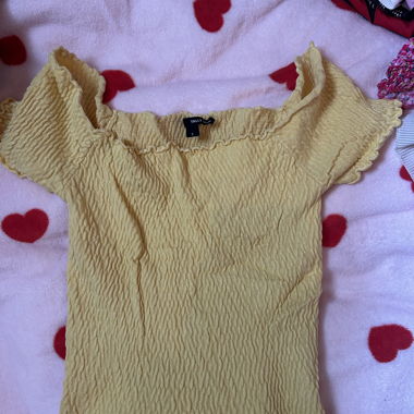 Gelbes schulterfreies, gerafftes Cropped-Top