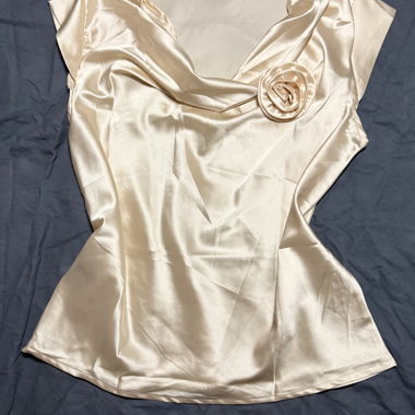 una camicetta in raso beige