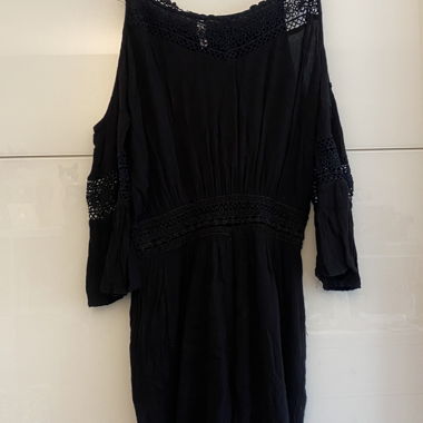 Schwarzer kurzer Jumpsuit mit Spitze