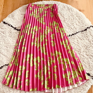 Jupe plissée rose avec motifs floraux