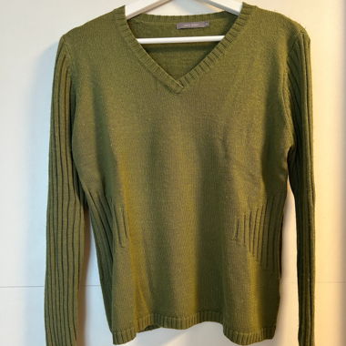 Olivegrüner Pullover