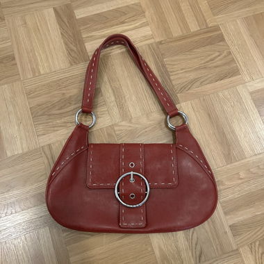 Sac bandoulière rouge Guess avec détail anneau