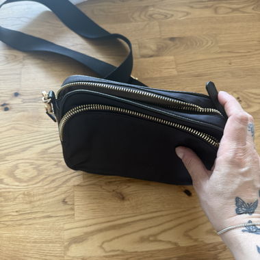 Schwarze Umhaengetasche h&m