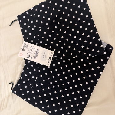 Zara-Short mit Punkten
