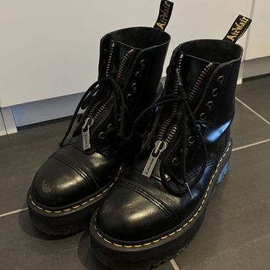Bottines plateforme en cuir noir Dr. Martens
