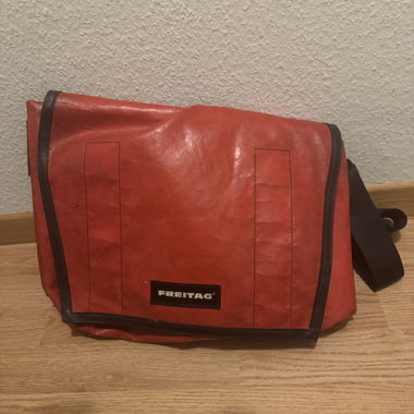 Freitag rote Umhängetasche F13 Top Cat
