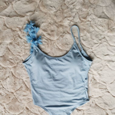 body dos nu bleu à fleurs