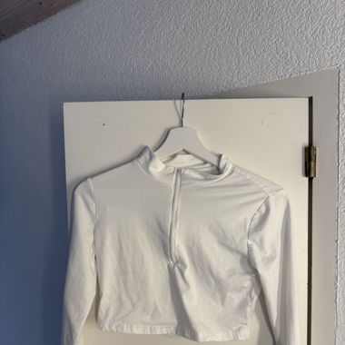 Weisser Pullover mit Reissverschluss