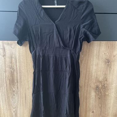 Robe noire à manches courtes