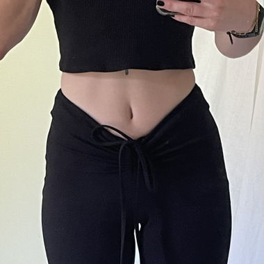 Eng anliegende Hose mit Knoten