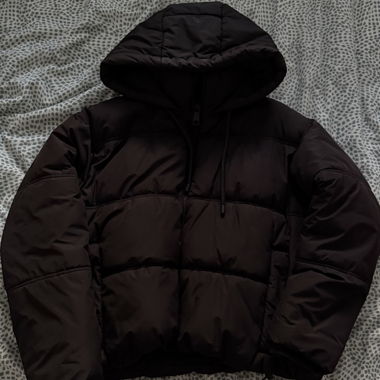 Schwarze Bomber-Daunenjacke von Zara