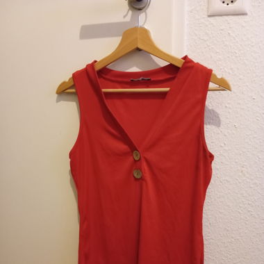 Pull sans manche à bouton